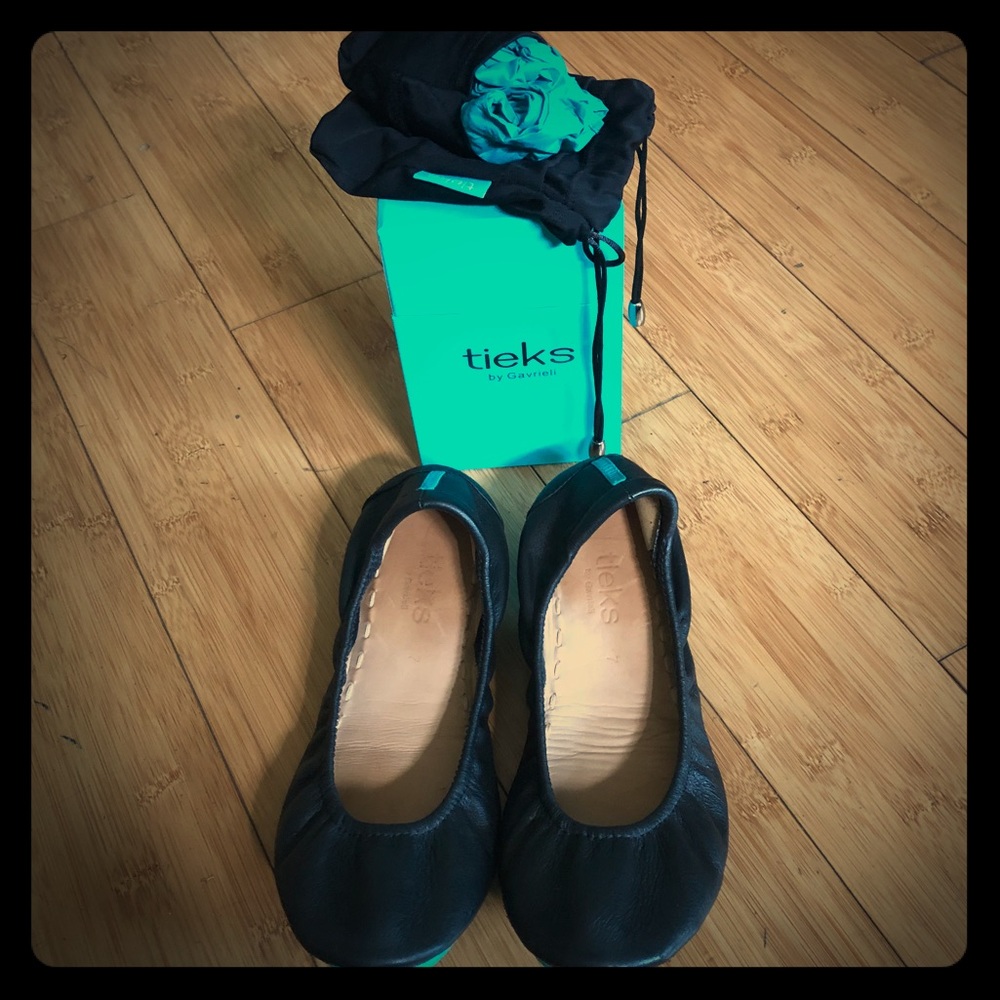 ***sold!!!***   Like new, Matte Black Tieks sz 7